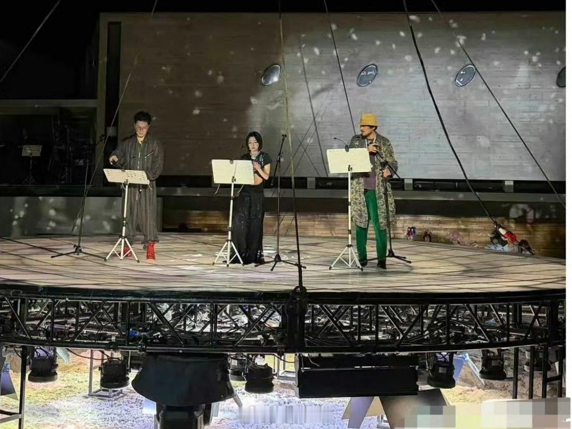 曝周冬雨话剧不背台词【话剧本是打磨演技的舞台，敷衍对待只会消耗观众信任】不少老戏
