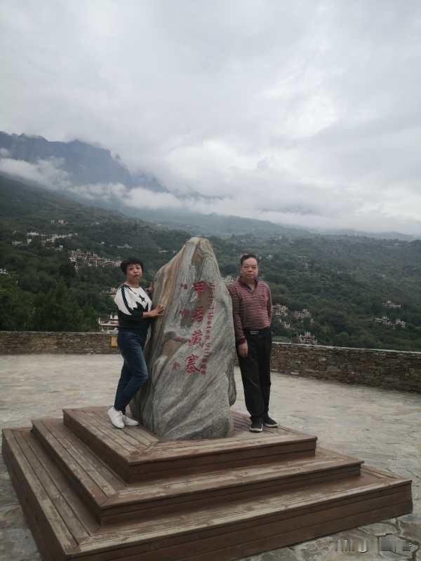 发一张图片证明你去过川西：甲居藏寨
 
甲居藏寨坐落在甘孜丹巴大金河谷的山坡上，