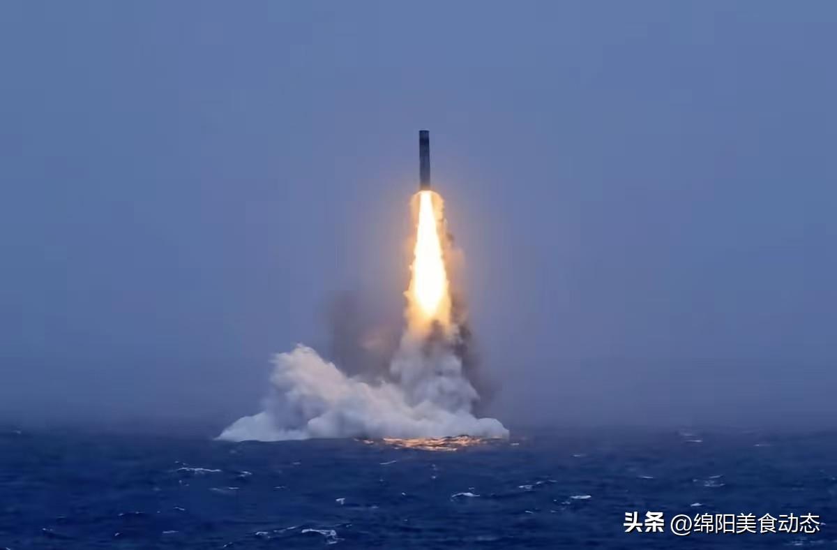7月6日，中国海军一艘战略核潜艇在太平洋公海发射一枚携带训练模拟弹头的潜射战略导