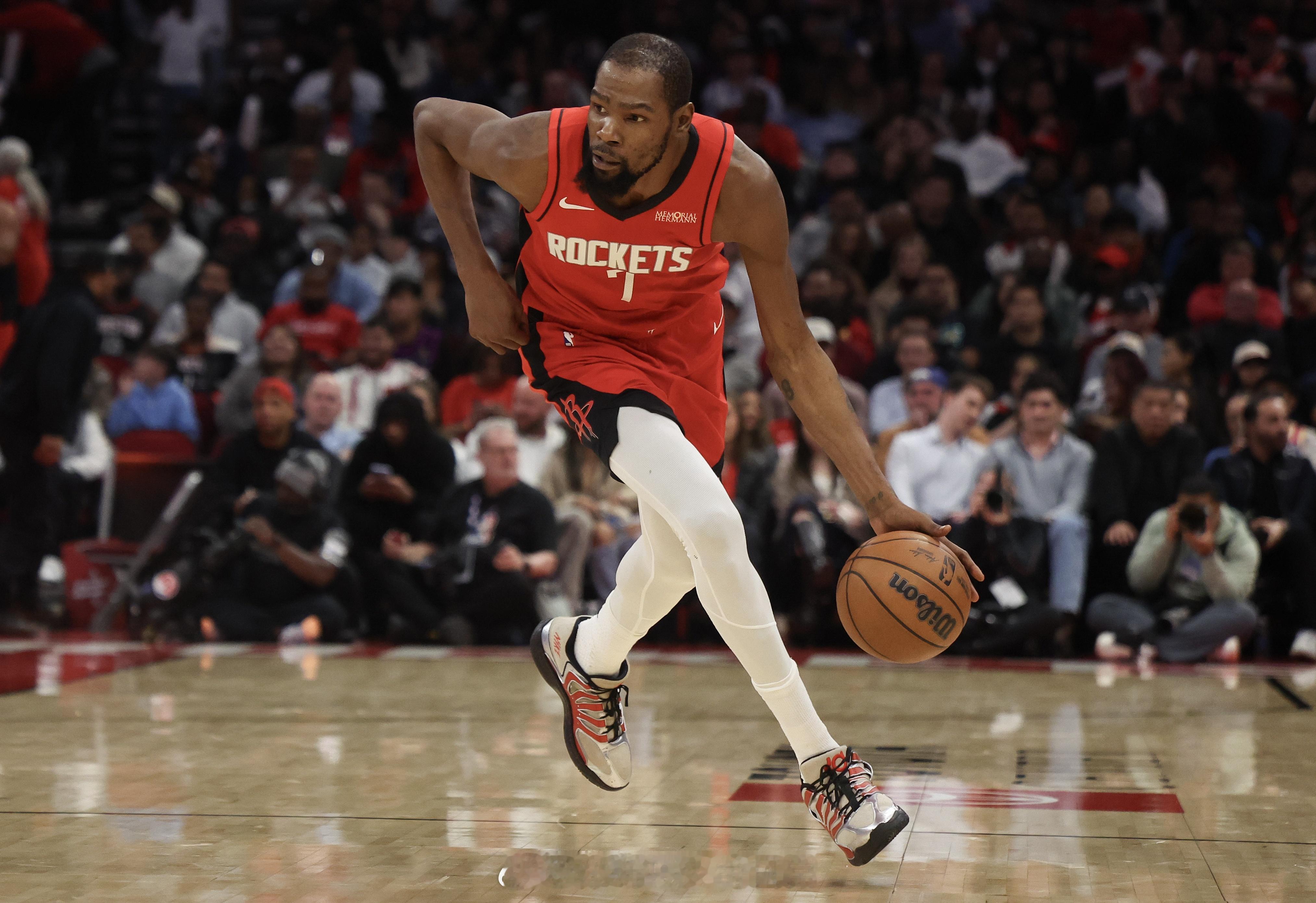 记者：“全明星假即将到来，你怎么评价球队这段时间的整体表现？能否说说你最初对这支