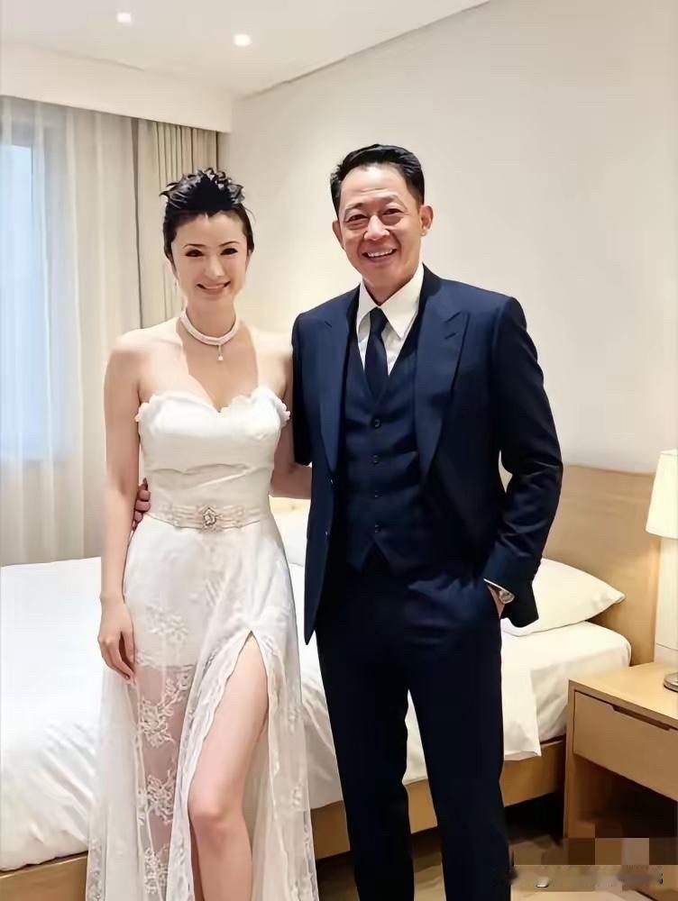 王志文原来是不怎么喜欢打扮，他一好好打扮，穿上西装，打着领带，也是帅气儒雅的一个