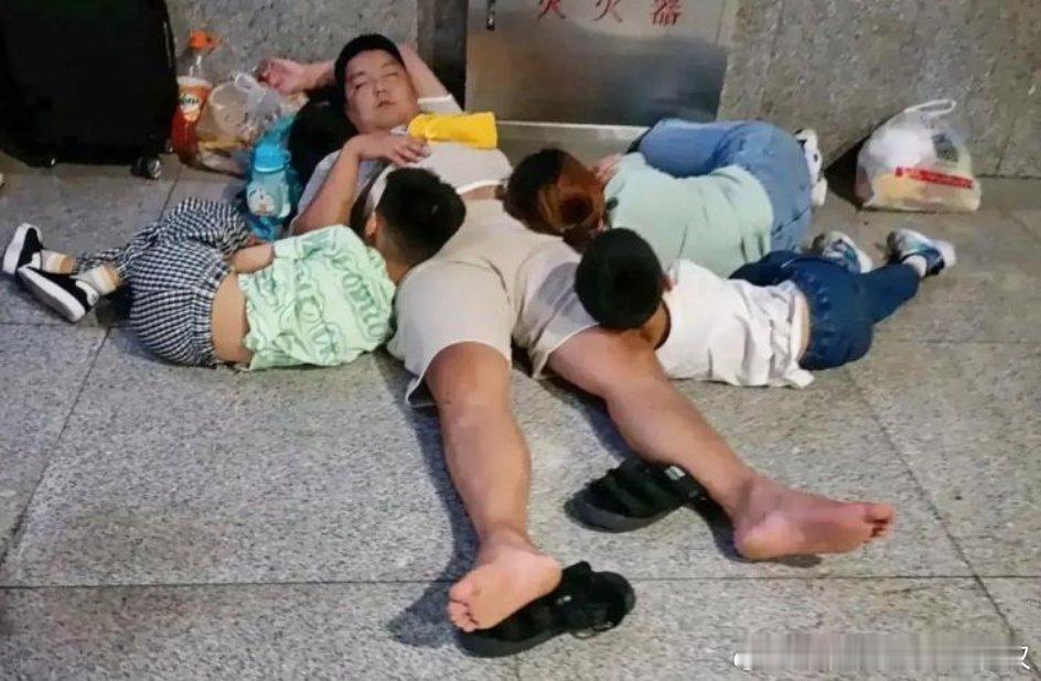 男人要婚，先评估一下自己是非有能力成为家人们的依靠！这是一张著名的市井抓拍照，在