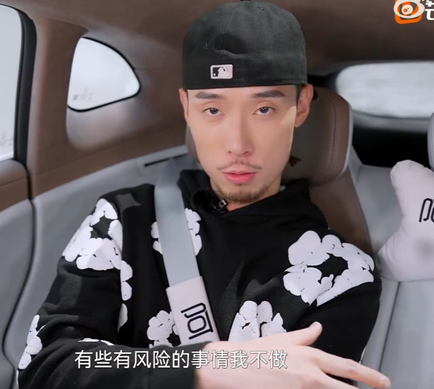 Fezzy被导演说歌词冷冰冰第一次觉得 “歌词冷冰冰” 还能这么坦然！Feezy