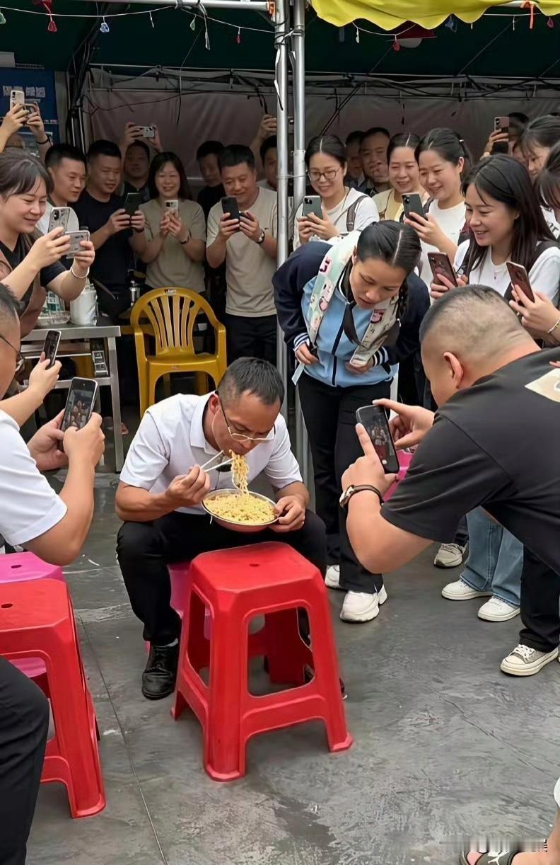吃个面都有那么多人拍照！
