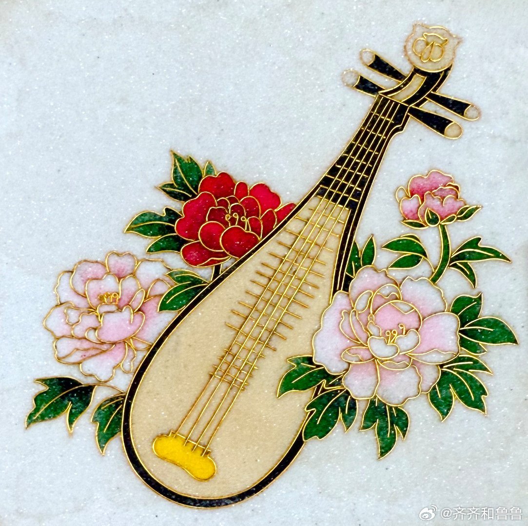 掐丝珐琅是中国传统工艺品，其制作一般在金、铜胎上以金丝或铜丝掐出图案，填上各种颜