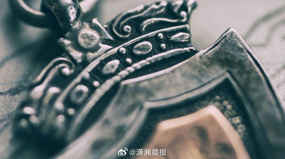 【#考古学家农田发现维京时期白银宝藏#，#考古学家发现用布袋保存的千年白银#】瑞