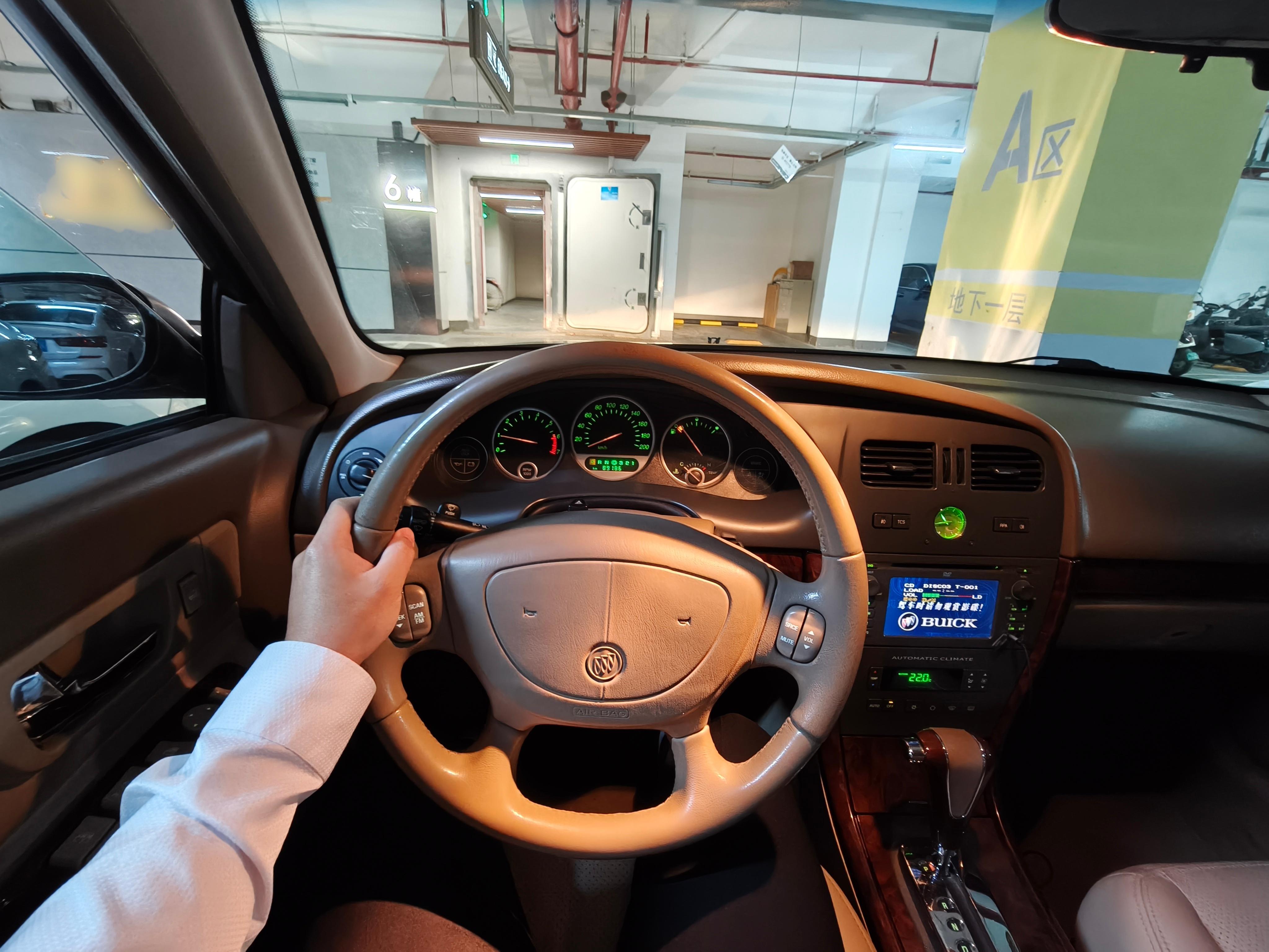 商务出行，这箱油高速跑得多，油耗只有8.5L/100km，只要不是市区堵死，感觉