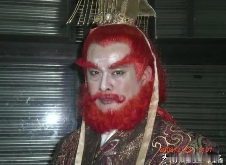 我不说名字，你能看出来这个演员是谁吗？
友情提示一下，他年轻的时候可是大帅哥哦