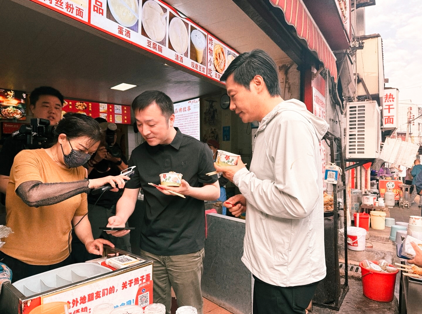 雷军在武汉过早 大家吃早餐了吗。