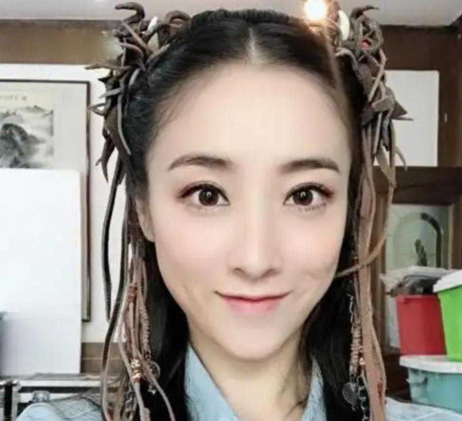 张艺谋把她开除了，为了报复张艺谋，她举报了张艺谋超生。后来，张艺谋被罚款748万