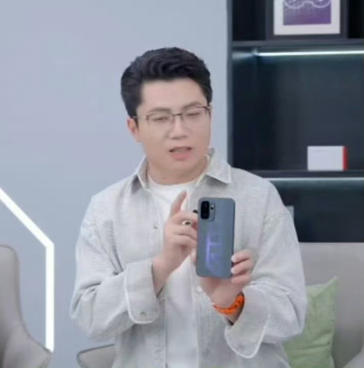 一加 Ace 6 至尊版真机曝光！矩形Deco+双摄+直屏+Ace 字母标识大家