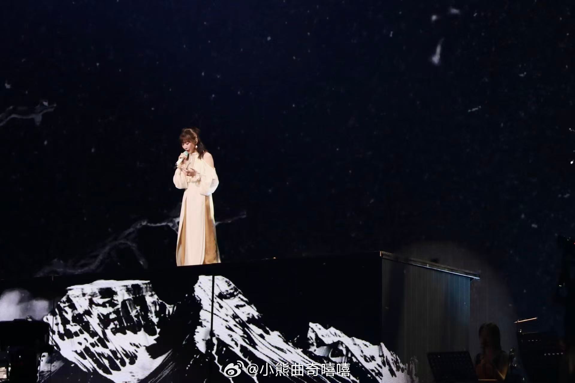 任素汐说想办法多开演唱会任素汐想把小歌唱给更多人得知北京场次一票难求，任素汐演出