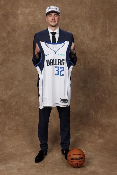 独行侠队在2025年NBA选秀中以状元签选中了库珀·弗拉格。
意料之中又意料之外