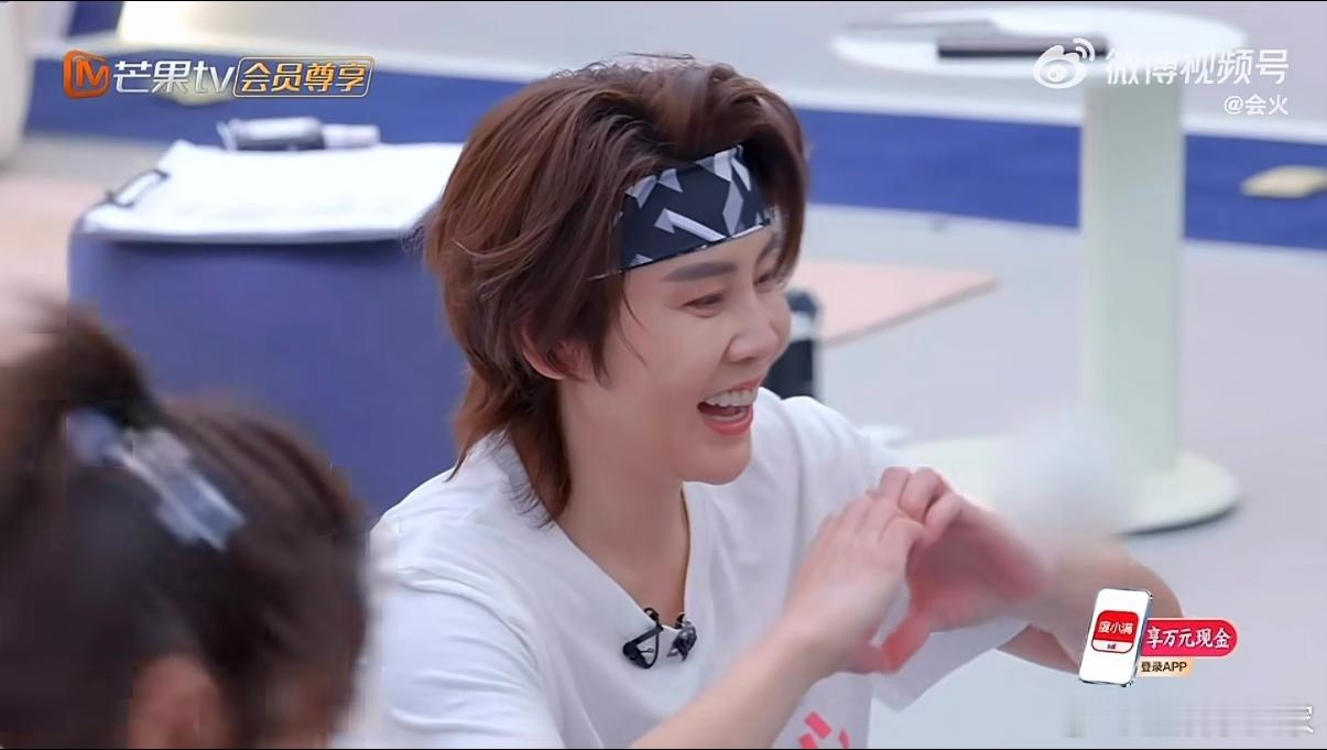 被这组比心互动治愈了～李小冉温柔引导，王濛乖巧配合，姐姐们太搭啦李小冉教王濛比心