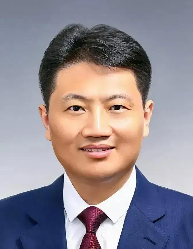 # 上海最年轻书记的跨省挑战引热议

在上海，一个年轻的身影正在悄然崭露头角，这
