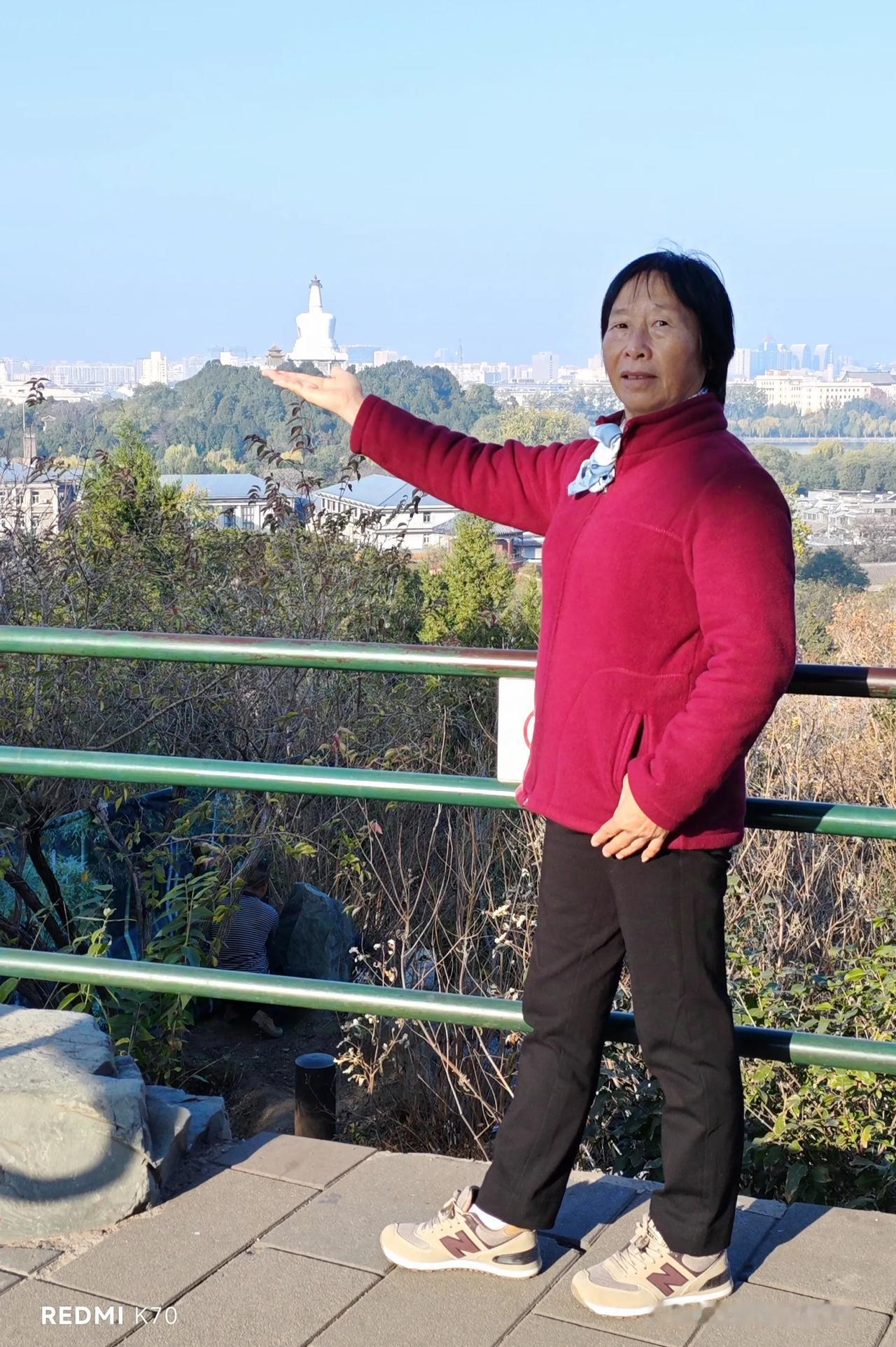 在这里摆个姿势，可以拍到一手托起北海白塔的美照。