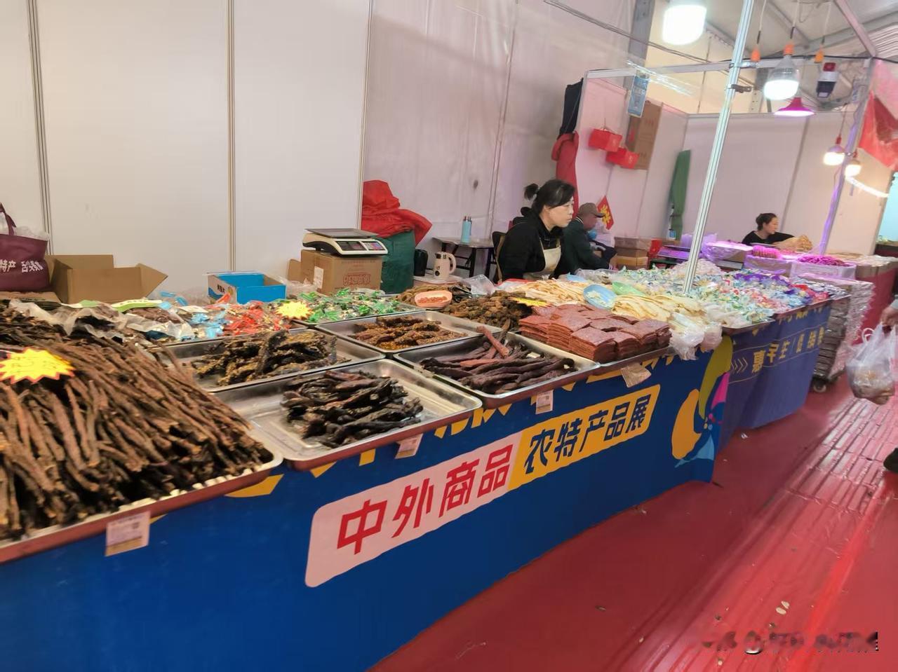 水上公园那的农副产品市集的人，又去河西文化中心了。前几天在人民公园就有发广告的，