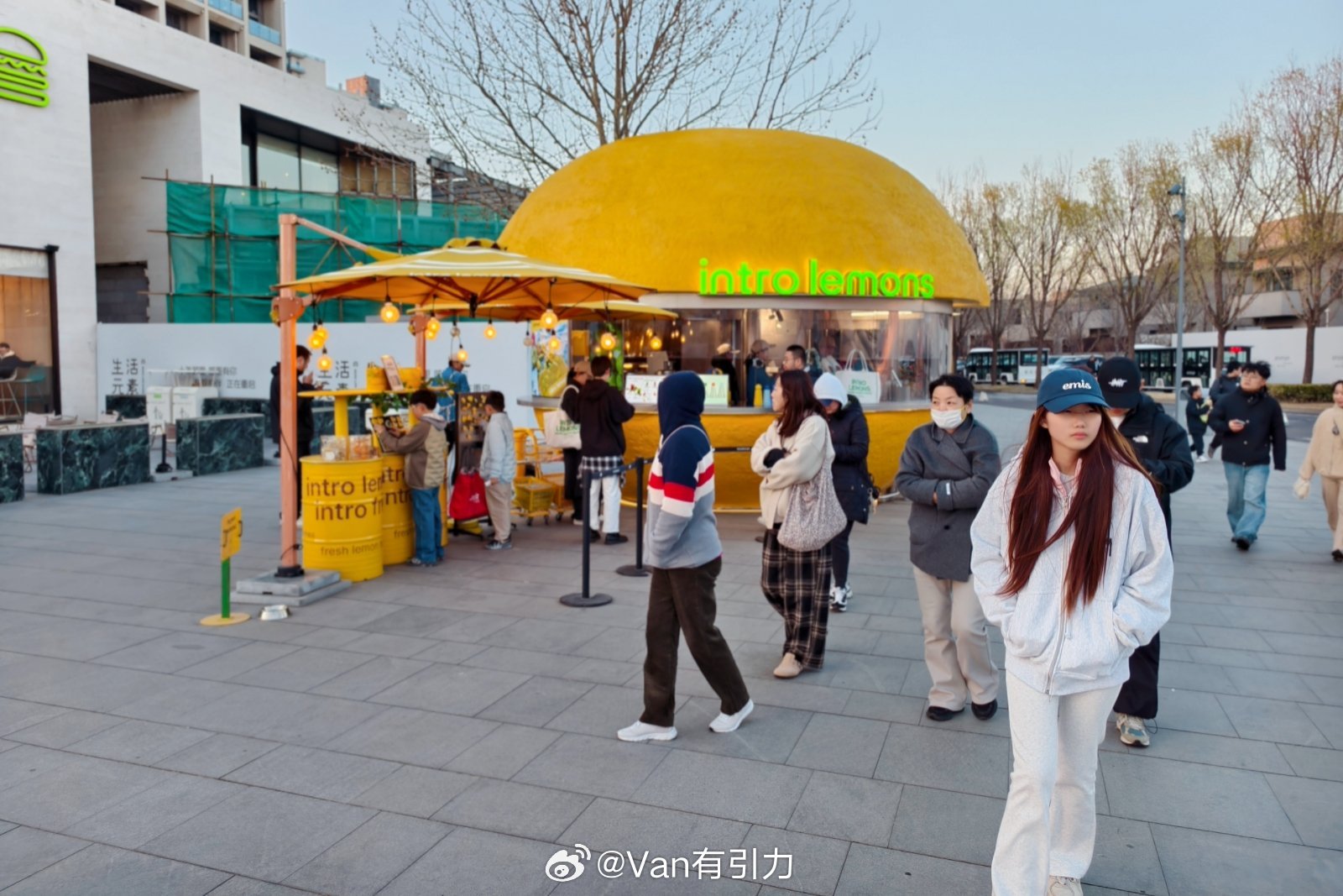 感觉全北京一半人都来阿那亚了，哪儿哪儿都是人，园区里不少地方还在修缮改建，而且海