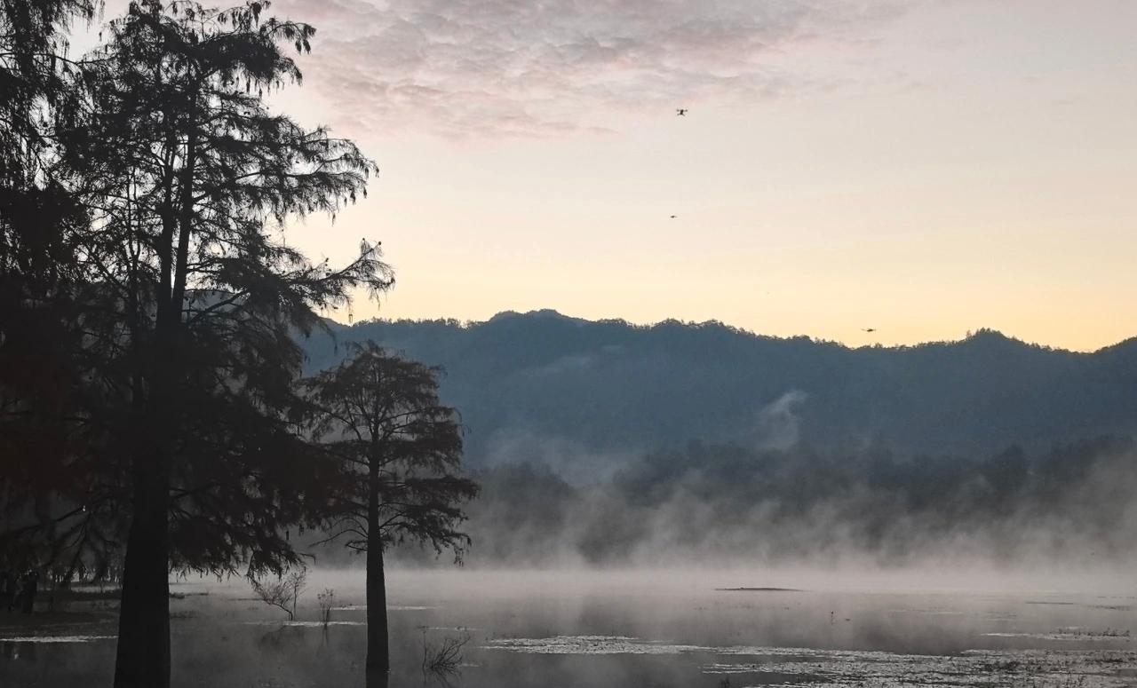 奇墅湖晨雾+卢村+太平湖+桃花潭

一早六点起床去宏村西门停车看奇墅湖晨雾，很壮