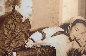 1938年一天夜里，日本特务葛海禄在追击东北抗日联军时突然性瘾大发，便偷偷从样子