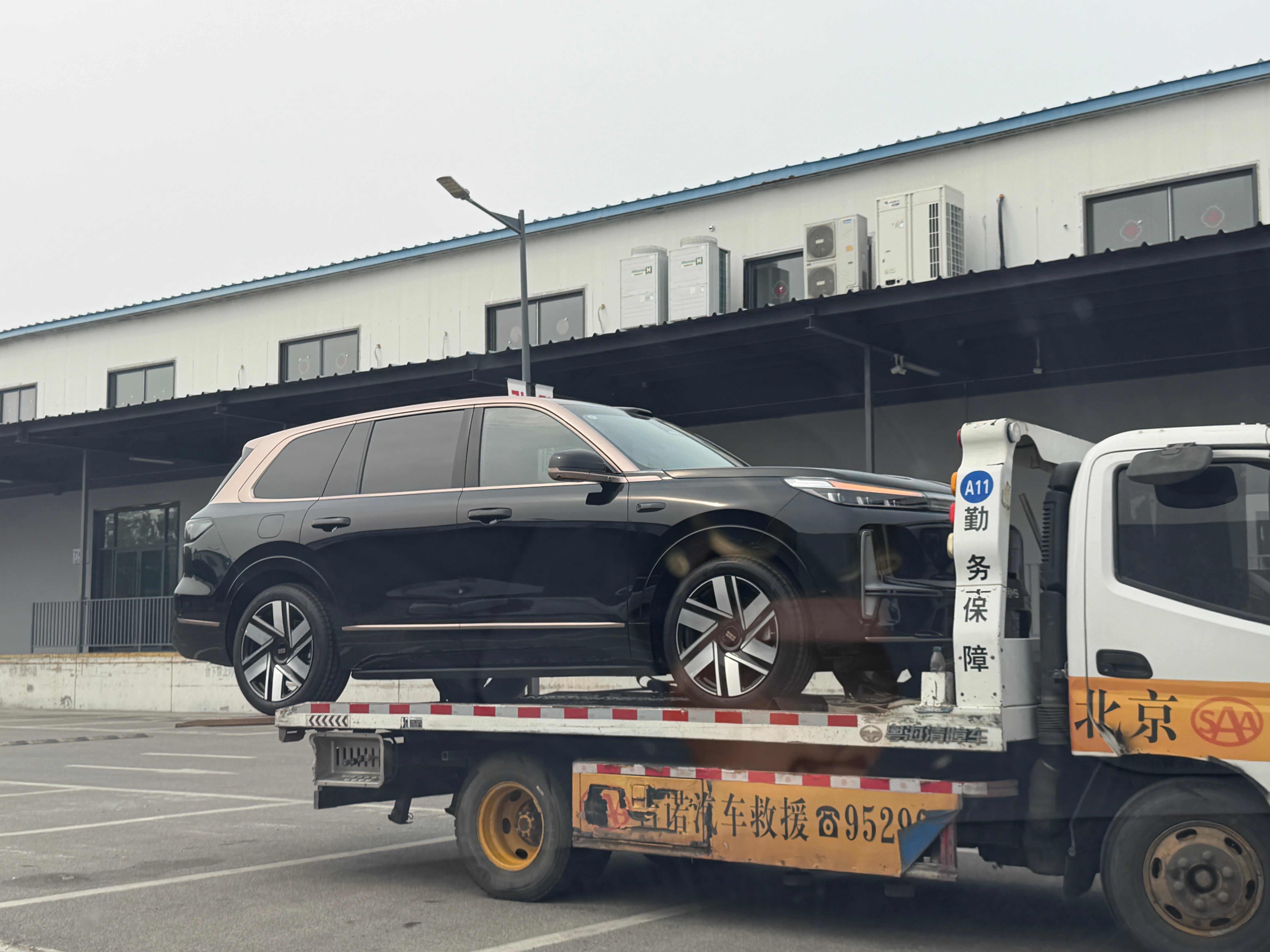 银河M9的黑金版这个双拼还是比较克制的，好看 