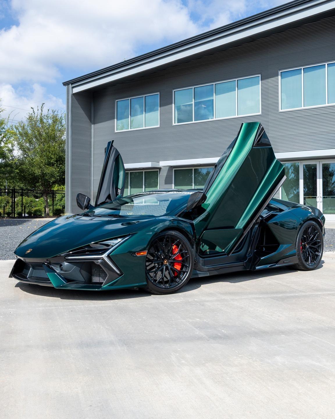 英国赛车绿配色的兰博基尼Revuelto帅不帅？ ​​​