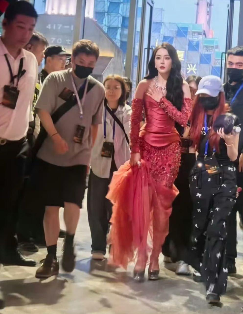 地表最强171 高妹女神铜铃哥好久不见呀好久不见迪丽热巴走红毯中国影视之夜 迪丽