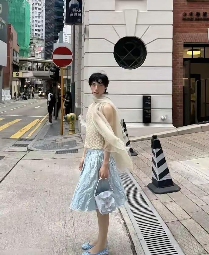 “生儿育女”让歌手伊能静一次性实现了，生下来时是个儿子，培育长大后变成女人了。马