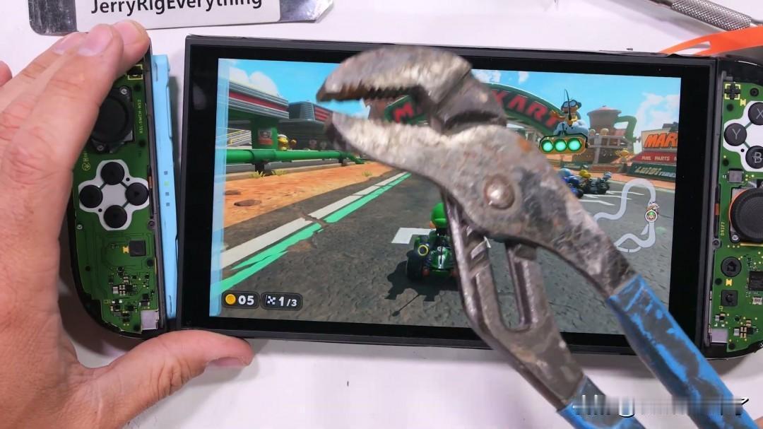 虽然任天堂Switch 2的屏幕素质很一般，但在硬度上表现却出乎意外地好。根据油