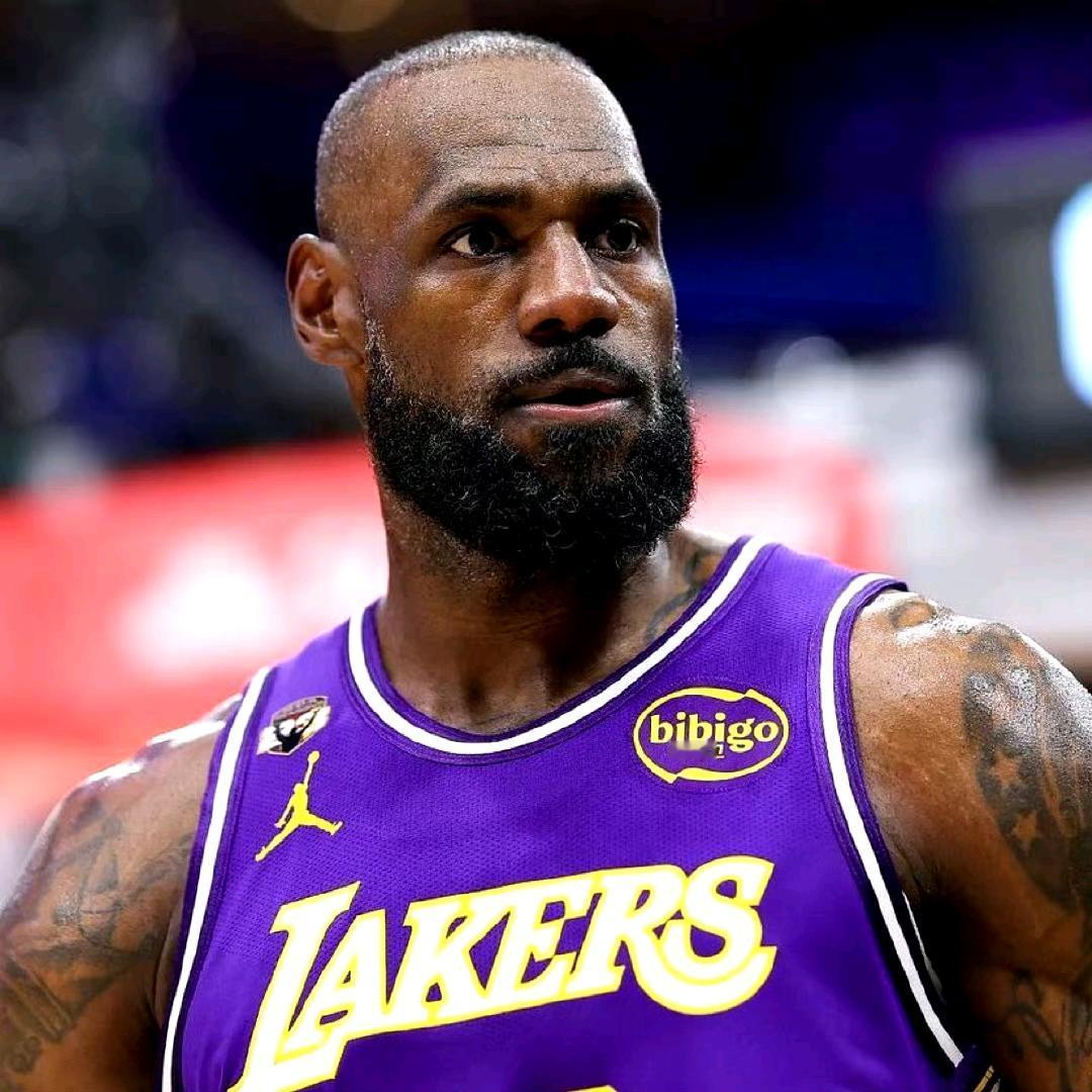 詹姆斯现在头发都快白了，今年41岁季后赛首轮被淘汰，那也是无责任吧。

因为两年