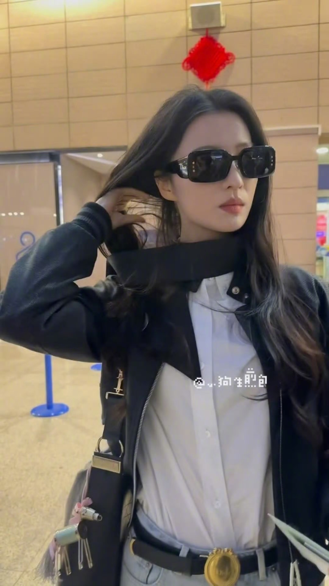 王楚然冷脸撩发杀 王楚然巴黎时装周谁被这记冷脸撩发狠狠戳中！又酷又飒，气场全开，