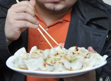 包饺子吃饺子
过去的人生活条件不如现在，做饭相对简单。大人孩子也没有挑食这一说。