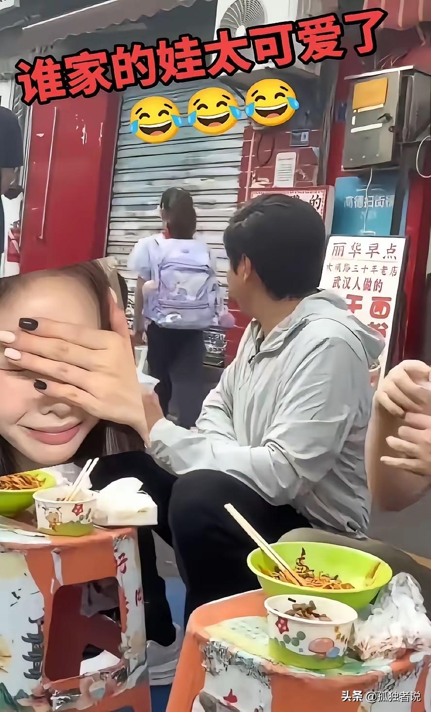 现在的小孩真的有独立思考了！雷军在武汉直播吃早餐，一堆人拍照，路过的小女孩说了一