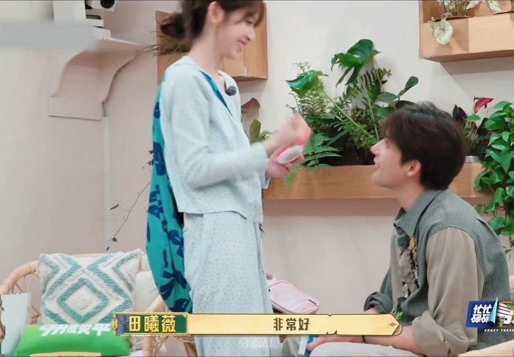 田曦薇假装没听见综艺这段熟人化妆局的小细节又搞笑又透着甜甜的氛围田曦薇亲手给王安
