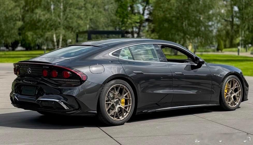 AMG GT四门黑色版本实车实拍图黑色有没有好一点？没有的话那没救了
