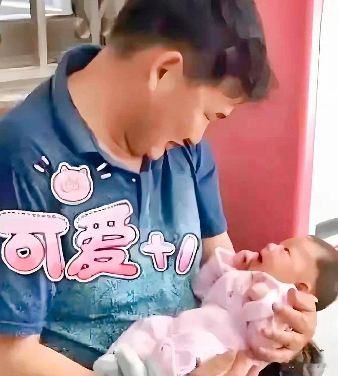 春风轻抚面，大衣哥家添新丁，陈萌和大衣哥儿子婚后生了儿子，欢声笑语满屋绕，孙儿初