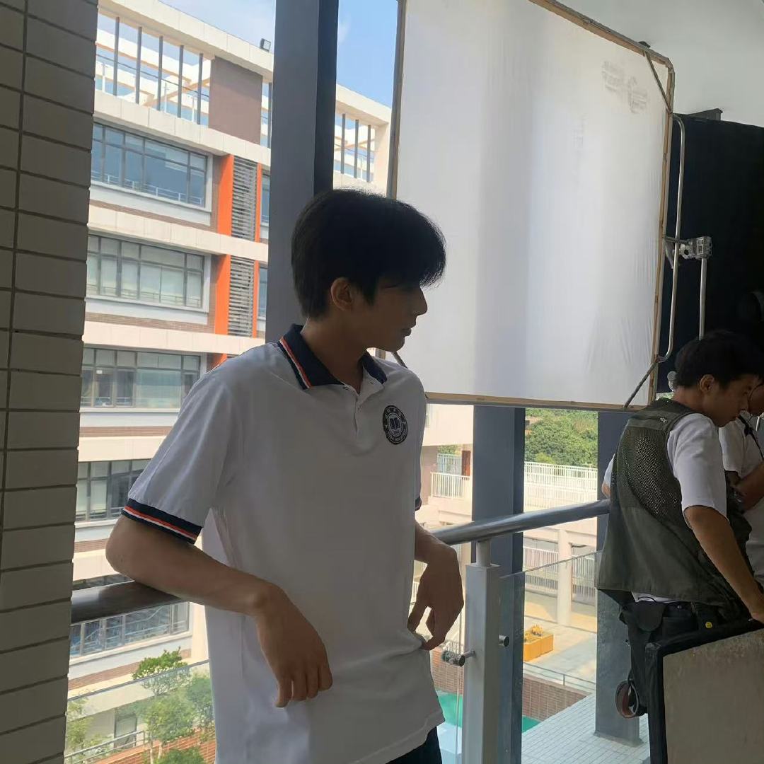 宋威龙凌霄回来了宋威龙回以家人之名高中拍摄广告凌霄回来了 