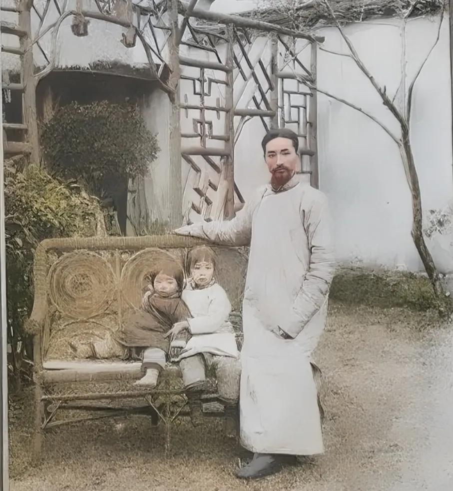 1907年，林徽因和亲妹妹，一张罕见的留影，旁边的人是他们的父亲林长民。

很多
