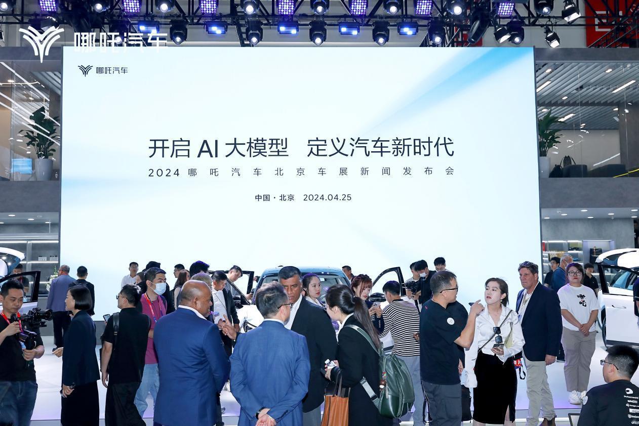 哪吒汽车精心打造的哪吒L在北京车展上亮相，虽然这款车已上市，不过在车展上依旧是非