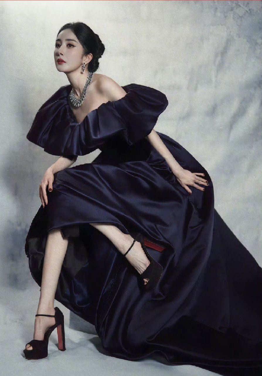 杨幂红底鞋女王杨幂紫色拼接丝绒裙 杨幂红底鞋女王！ 