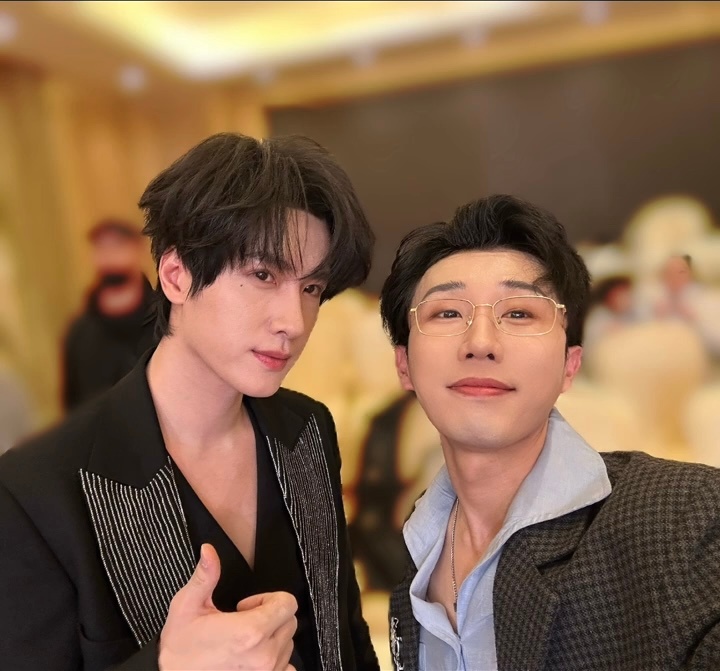 昨天德佑和主持人的合照，好帅哦🥺 