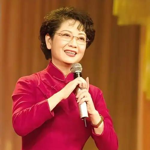 耿其昌在十五六岁的时候就想和李维康交朋友，被她一口回绝了。

他们两个都是京剧演