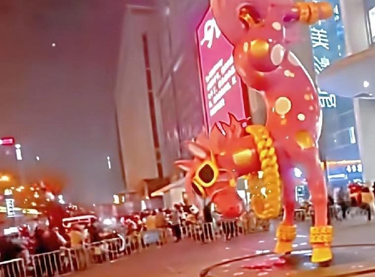 本年度寿命最短的雕像
山西太原一个商场门前准备了一个新的雕像，是一只倒立的马本意