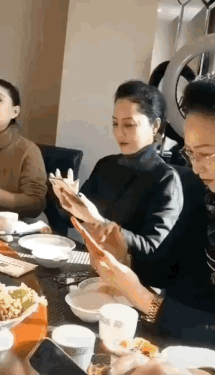 气质太绝了，这桌老阿姨个个风韵犹存，年轻的时候肯定都是美女级别的，