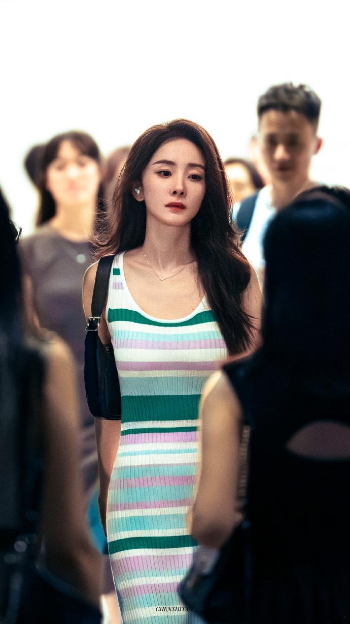杨幂条纹吊带裙大波浪造型杨幂身材很曼妙  杨幂条纹吊带裙大波浪造型，杨幂身材很曼