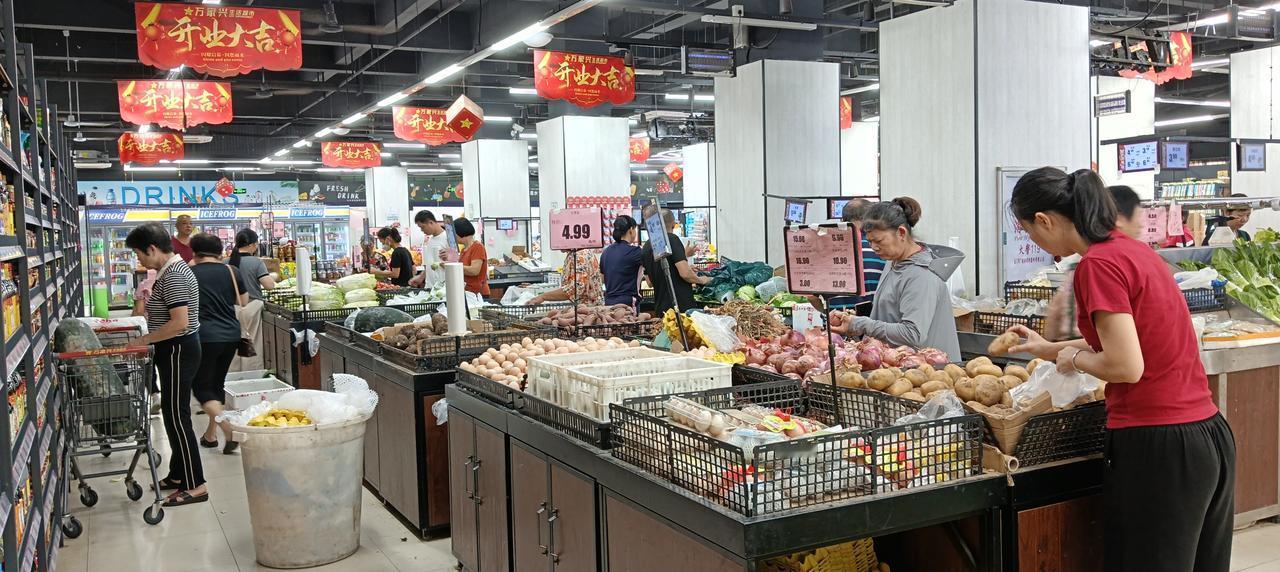 能买到，猪肉应该是那些销量不好的，如猪肺、猪肝之类的，蔬菜有白菜、萝卜。

在六