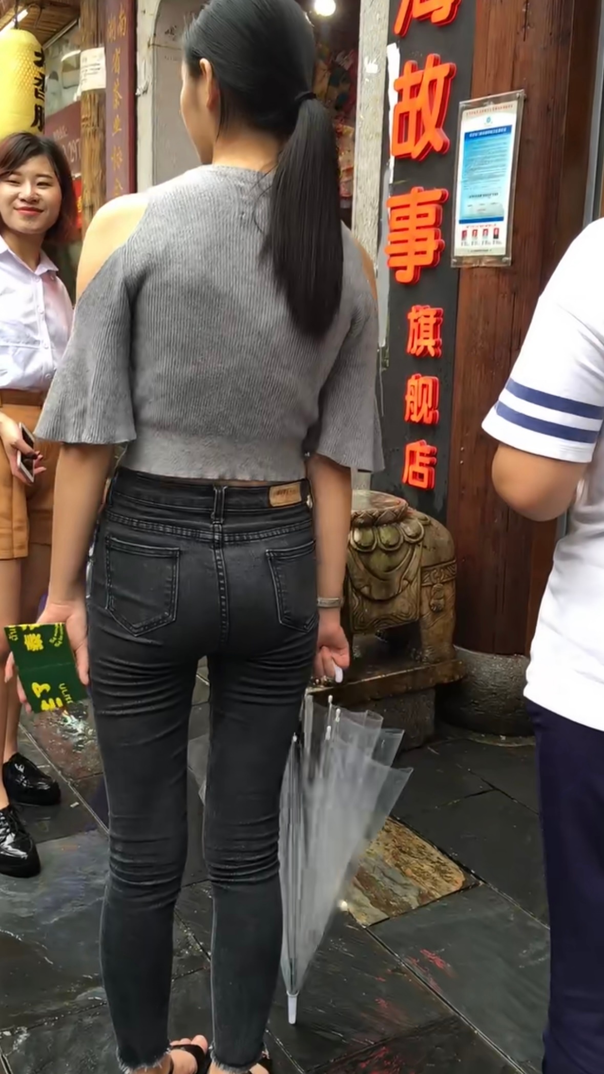 街拍牛仔裤美女[超话]时尚穿搭 ​​​
