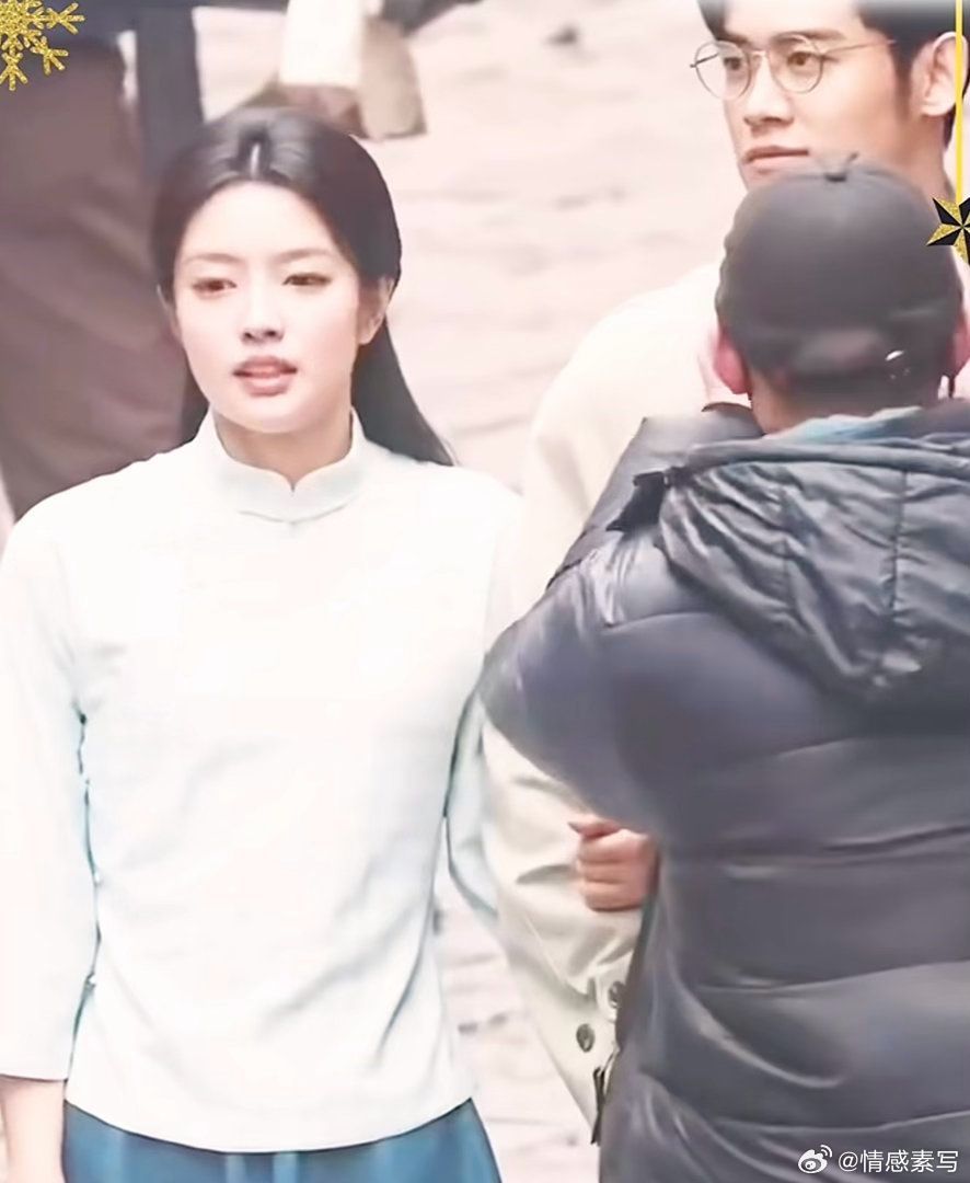 玉簟秋工作人员曝徐若晗挂脸内幕徐若晗拍《玉簟秋》时，因为片场气温太低、穿着单薄，