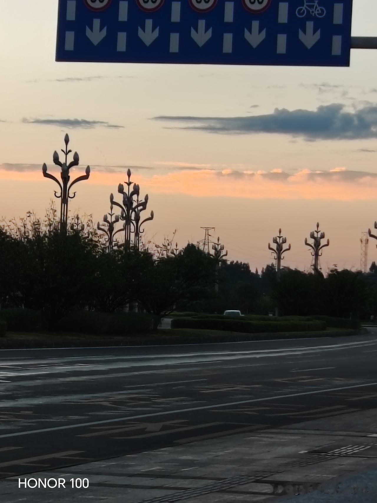 晒图笔记大赛 夕阳下，路边的灯柱挺立着。