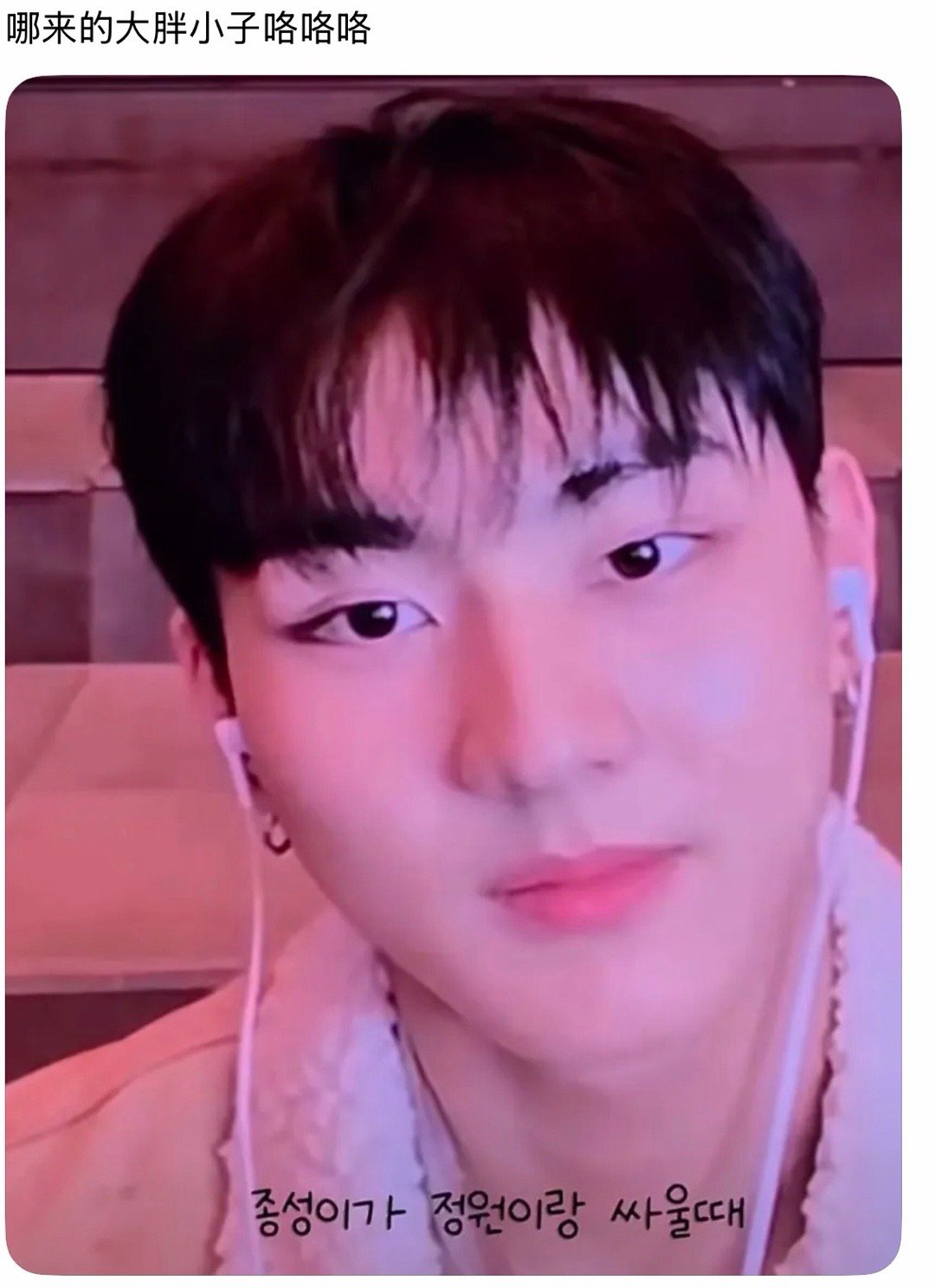 左手一只鸡右手一只鸭，还有一个胖娃娃 